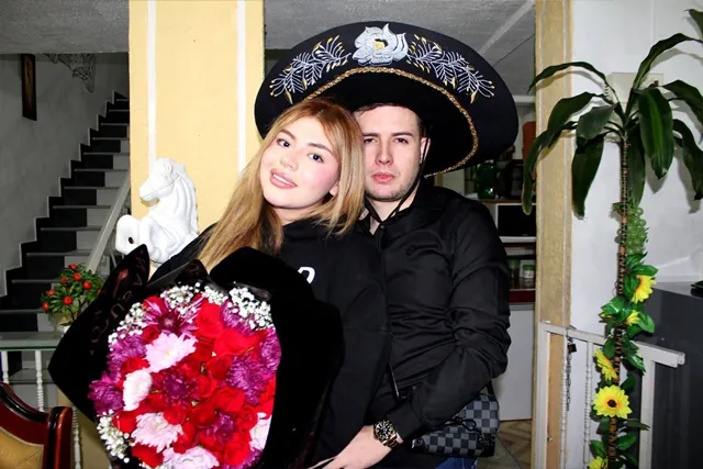 Pareja feliz después de serenata de reconciliación con rosas Bogotá