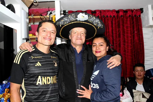 Papá feliz con sus hijos después de serenata día del padre Bogotá