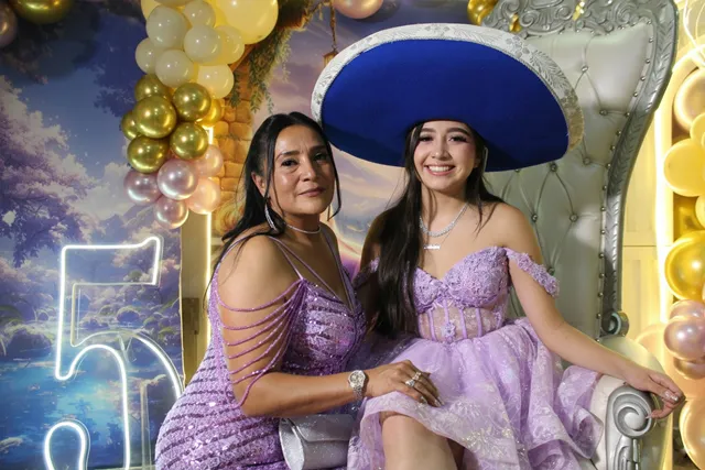 Quinceañera con su mamá en trono de salón de eventos Bogotá