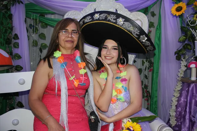 Quinceañera con su mamá sentada en silla de quinceañera Bogotá