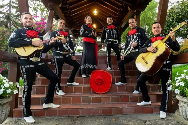 Mariachi con traje negro grupo completo en escaleras Bogotá