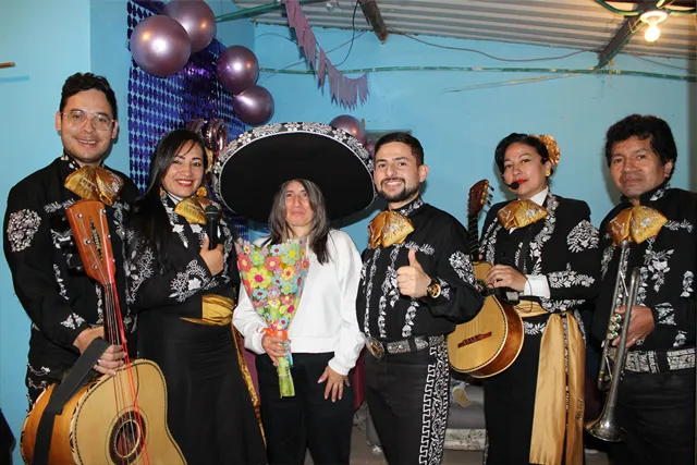 Mariachi con traje negro en cumpleaños sorpresa en casa Bogotá