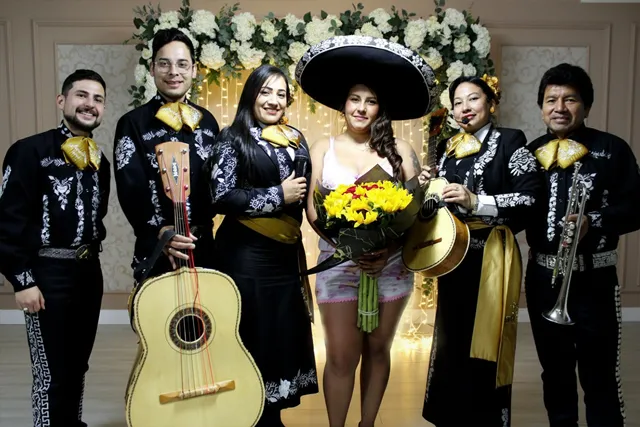Mariachi con traje negro en serenata al amanecer Bogotá
