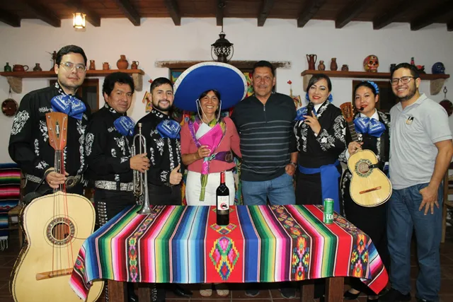 Mariachi con traje negro en serenata romántica para esposa Bogotá