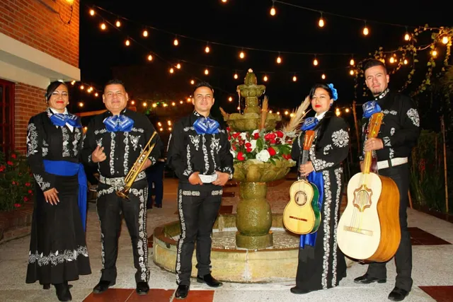 Mariachi con traje negro grupo completo con fuente foto profesional Bogotá