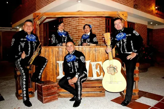 Mariachi con traje negro grupo completo con voces femeninas foto profesional Bogotá