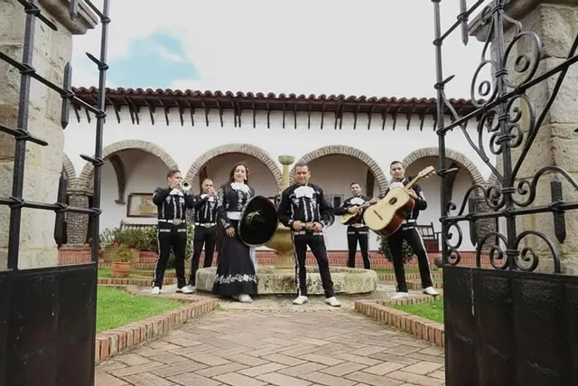Mariachi con traje negro grupo completo en casa colonial Bogotá
