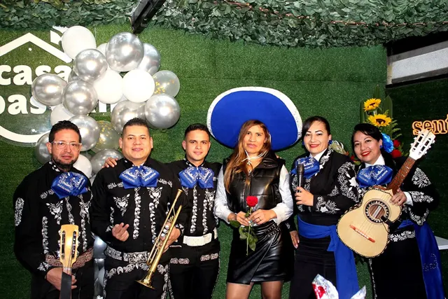 Mariachi con traje negro en serenata romántica en restaurante Bogotá