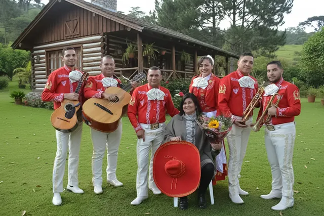 Mariachi con traje rojo en serenata campestre para día de la madre Bogotá