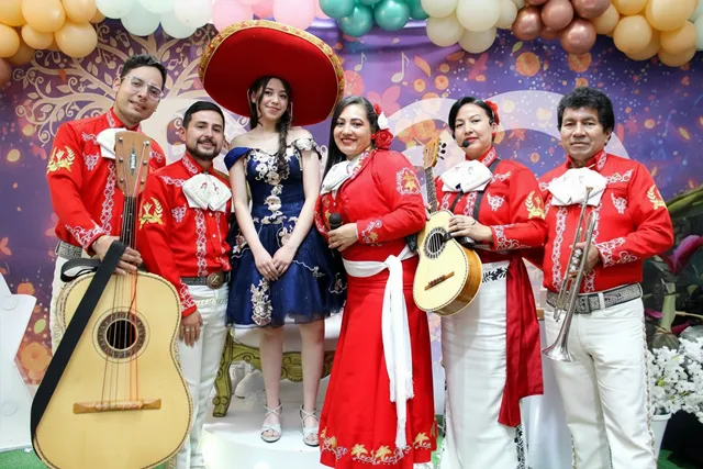 Mariachi con traje rojo en quinceañera en salón de eventos Bogotá