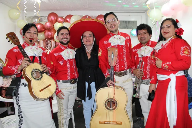 Mariachi con traje rojo en serenata para día de la madre Bogotá