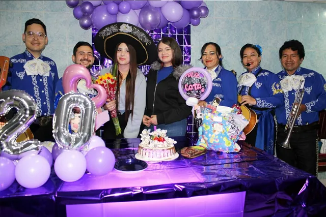 Mariachi profesional cantando canciones completas para mamá