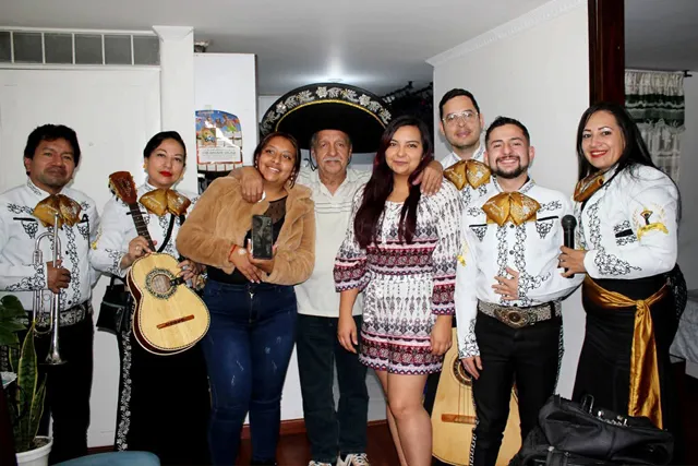 Mariachis cantando serenata día del padre